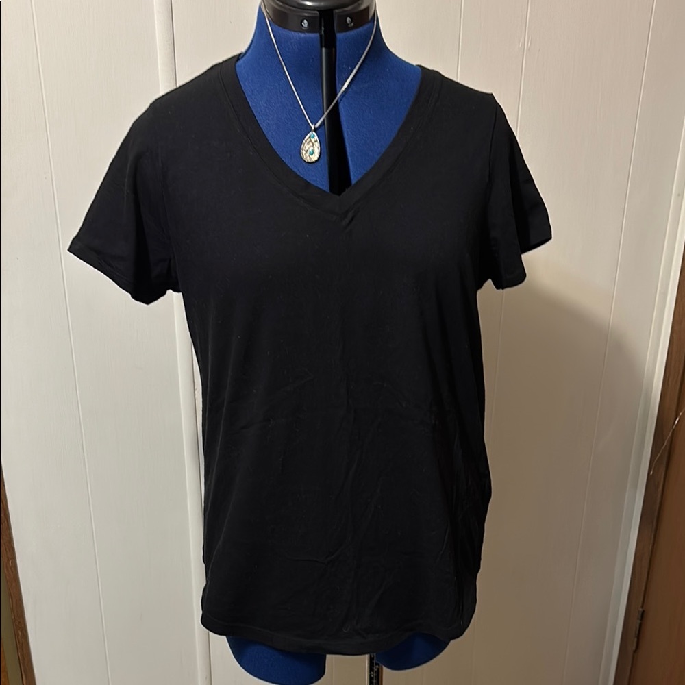 Old Navy: Black V-Neck tee NWOT